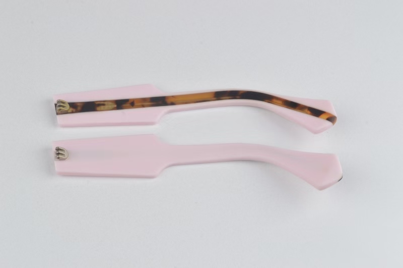Lamination comparison showing a half-thickness acetate join on a pink temple sample