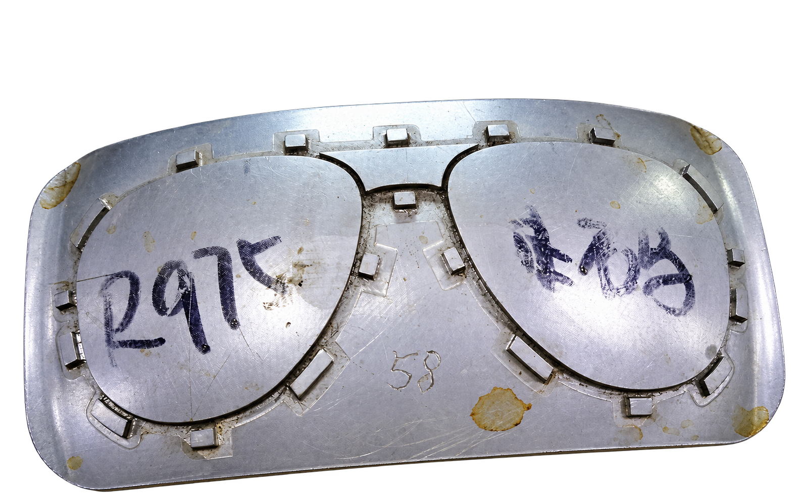 One-piece welding fixture holding a metal eyewire frame in position